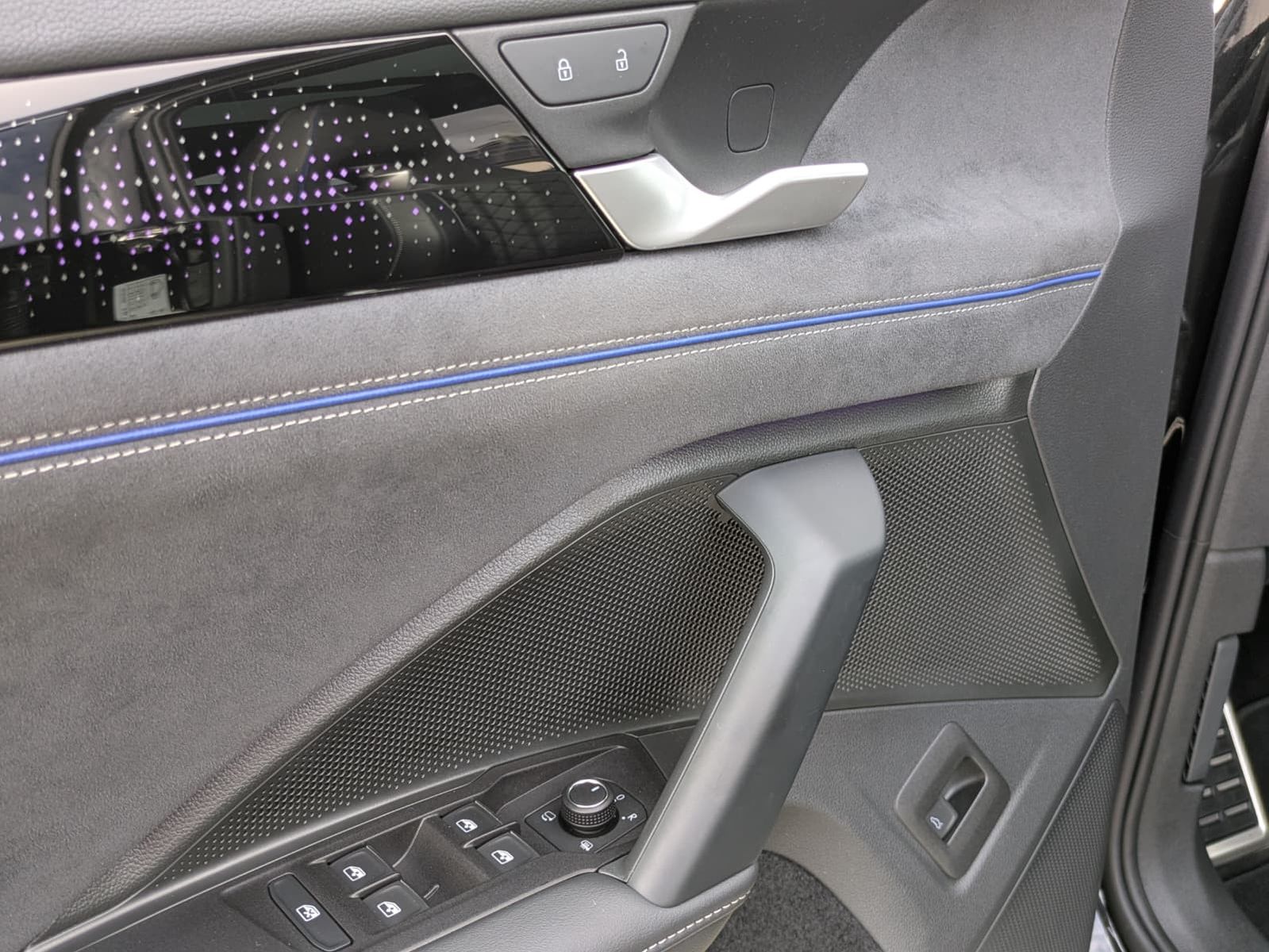 Fahrzeugabbildung Volkswagen Tayron 2.0 TDI 4M R-Line 7Si*MATRIX*AHK*PANO*HUD