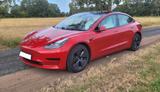 Tesla Model 3 RWD mit Restgarantie, Allwetter - rote Tesla Model 3