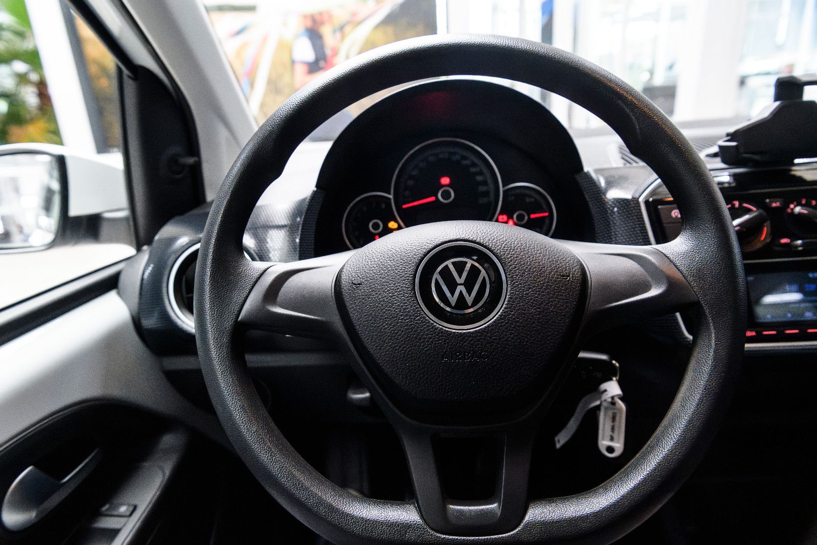 Fahrzeugabbildung Volkswagen up! 1.0l 48kw +4-türig + Maps & More + GJReifen