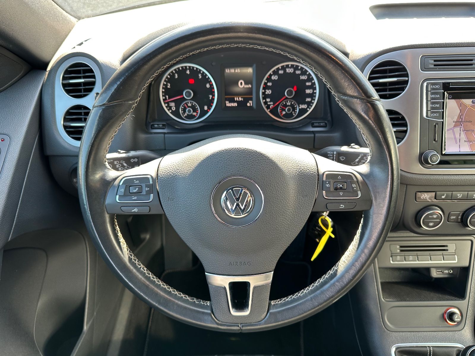 Fahrzeugabbildung Volkswagen Tiguan 1.4 TSI R-Line AHK/Navi/GRA/SHZG