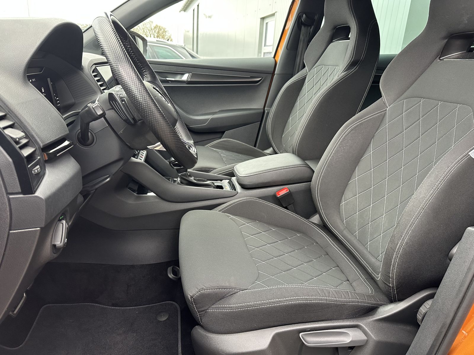 Fahrzeugabbildung SKODA Karoq 2.0 TSI DSG Sportline 4x4 NAV+LED+VCOCK+DC