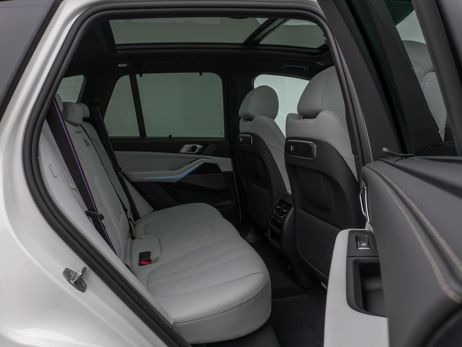 Fahrzeugabbildung BMW X5 xD50e M Sport Panorama 360°HUD DAB H/K SoftCL