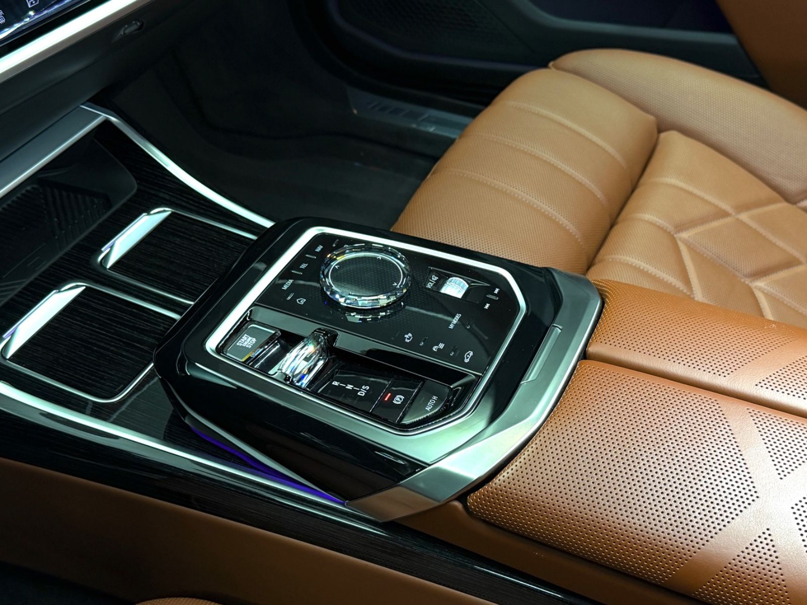 Fahrzeugabbildung BMW 750e xDrive M Sport Pro|TV|B&W|MASSAGE|SKY-LOUNG