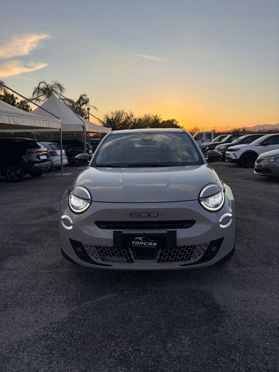 Fiat 600 Hybrid 110 CV DCT MHEV Serie Speciale I imagem 2