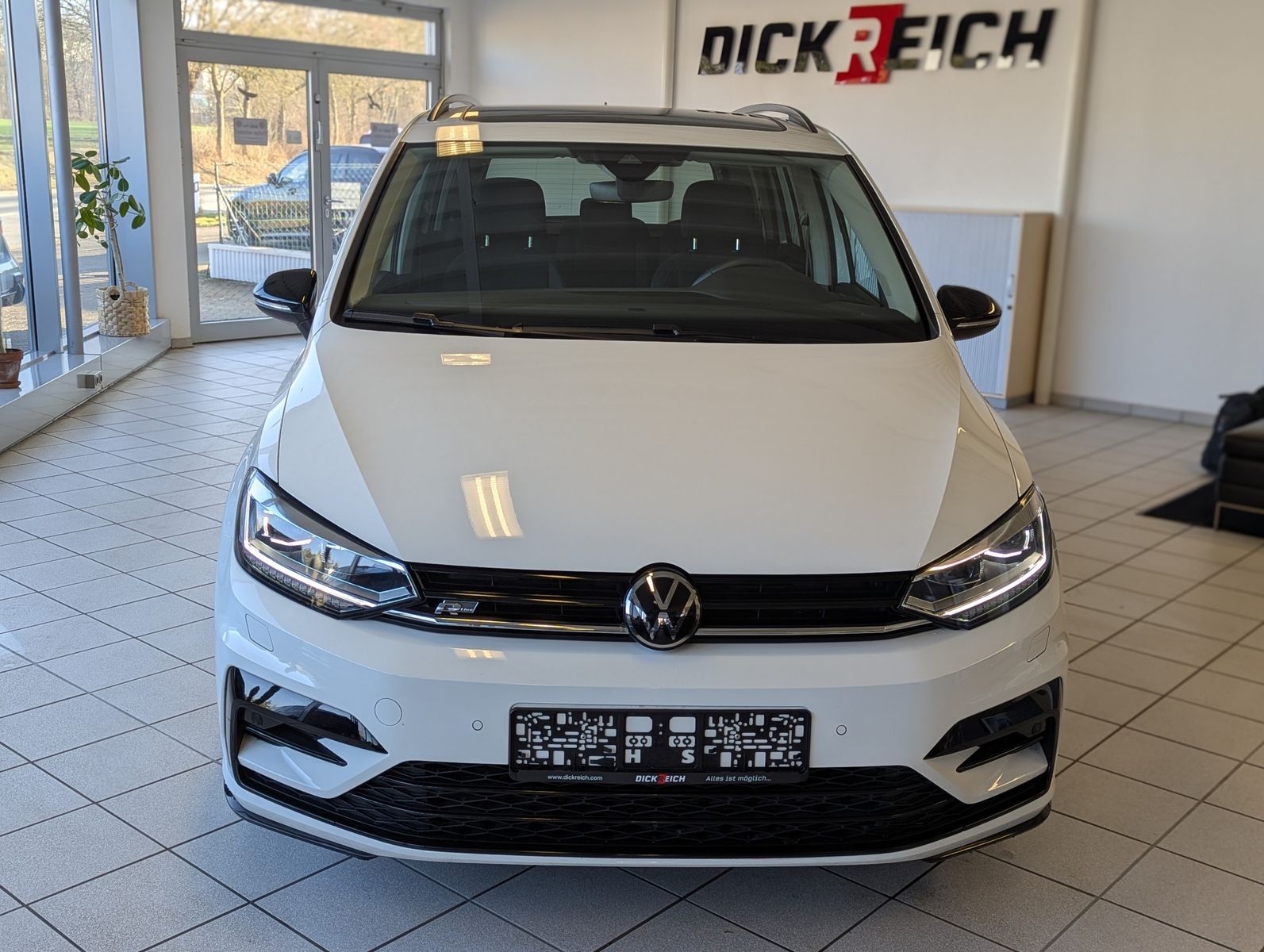 VW Touran 2.0 DSG R-Line High. Pano 7-Si IQ.Dri AHK - Image 2