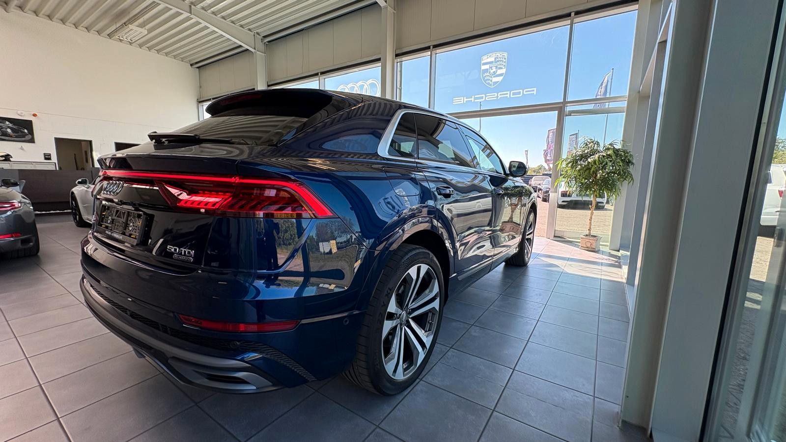 Fahrzeugabbildung Audi Q8 50 TDI s sitze raute, hud 22 zoll allradlenk