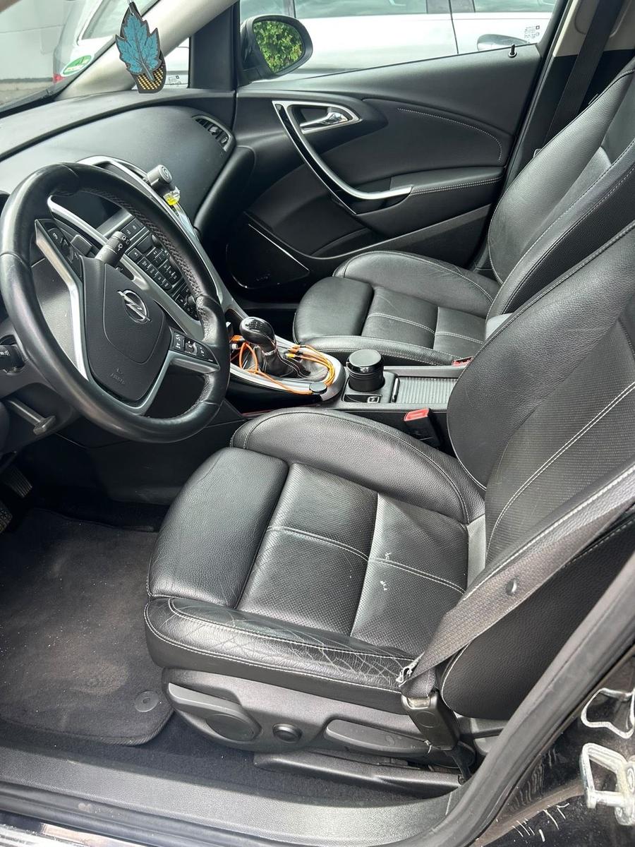 Opel Astra 2011 — engine