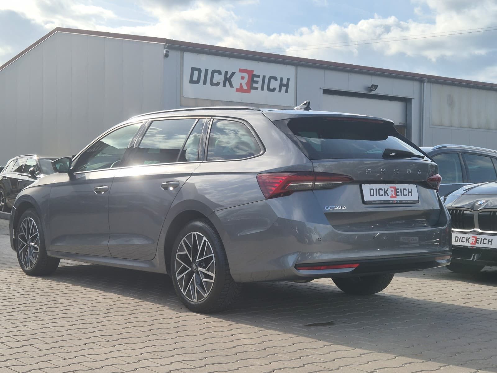 Fahrzeugabbildung SKODA Octavia 1.5 eTSI DSG Selection LED*AHK*5J-Gar.