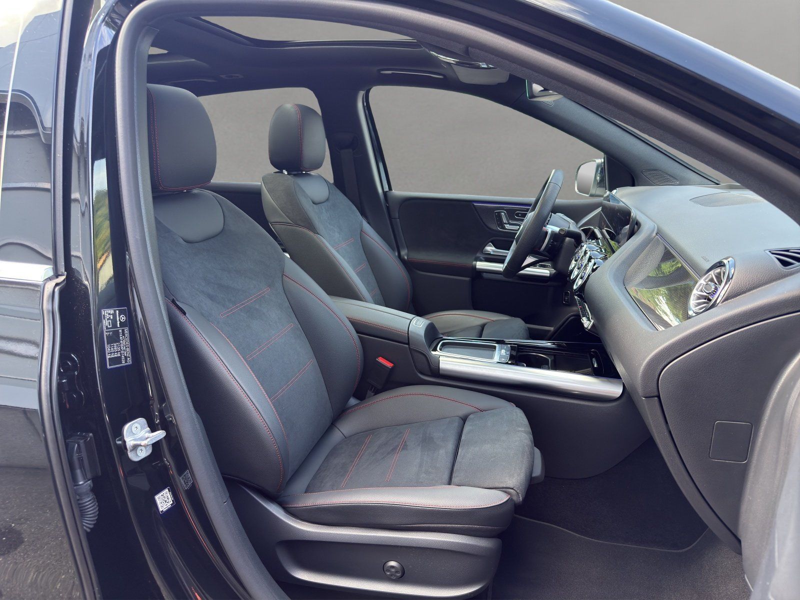 Fahrzeugabbildung Mercedes-Benz B 220 4M AMG Premi+ AHK Memo MLED Pano HUD KeyGo