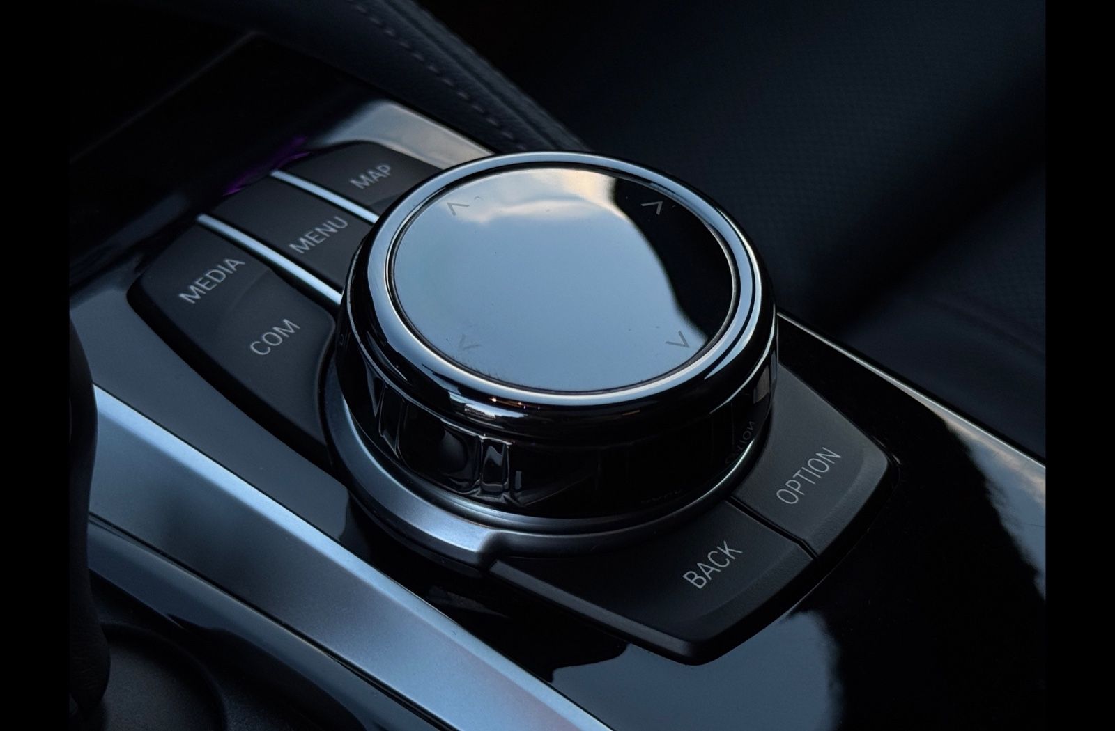 Fahrzeugabbildung BMW M550i xDr H&K 360° HUD Laser ACC SHD StdHz Nappa