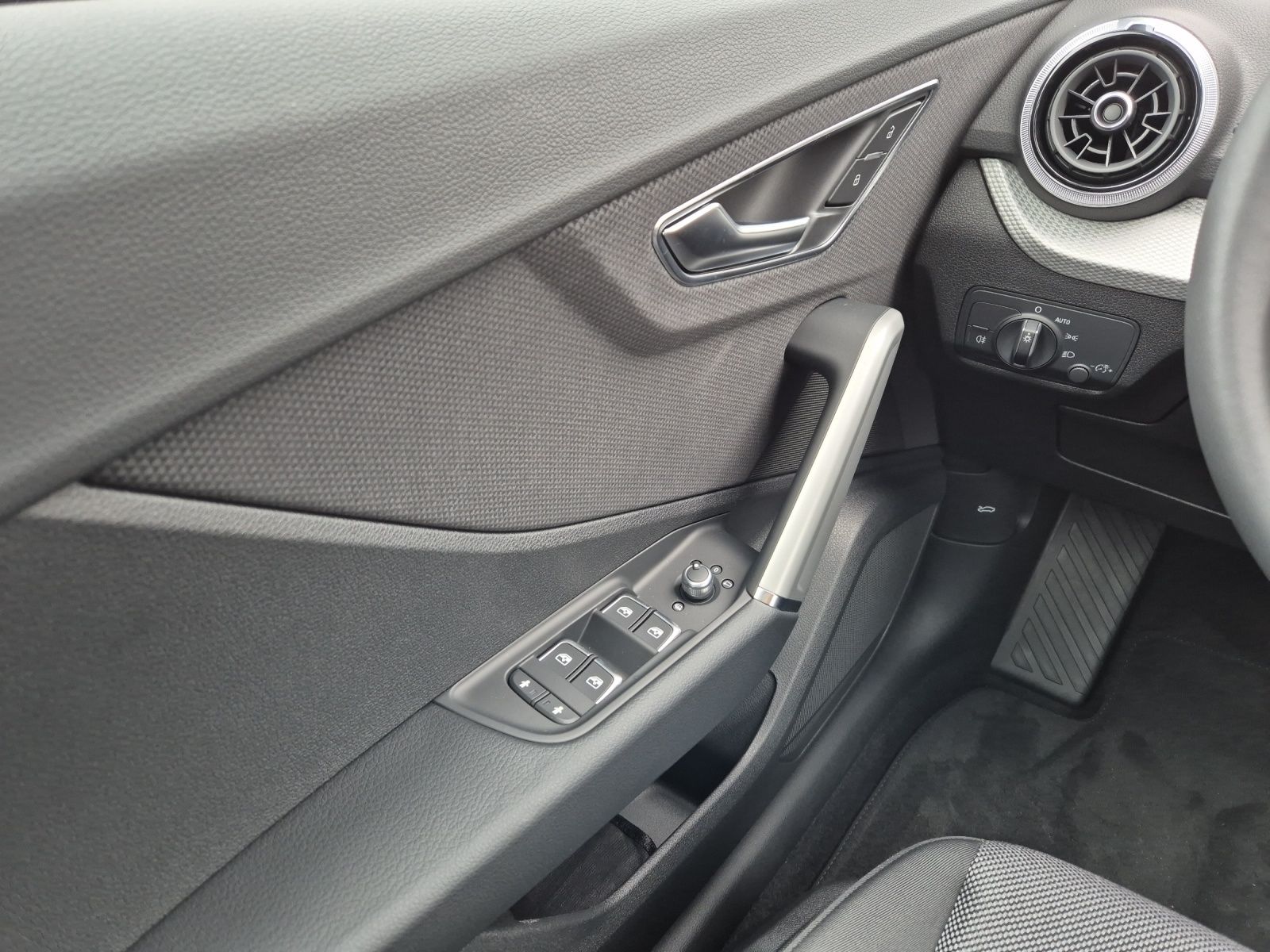 Fahrzeugabbildung Audi Q2 35 TFSI advanced S tronic LED