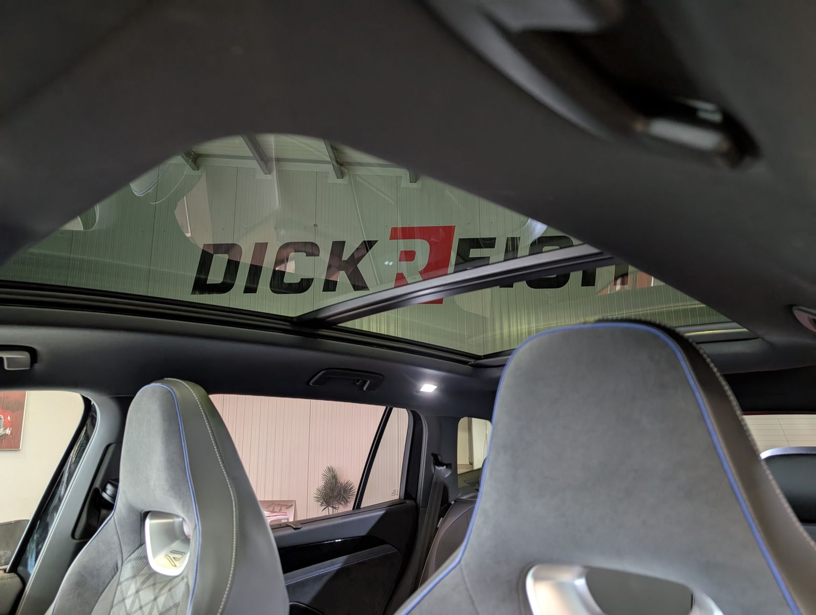 Fahrzeugabbildung Volkswagen Tayron 2.0 4M R-Line Launch Pano Matrix AHK 20"