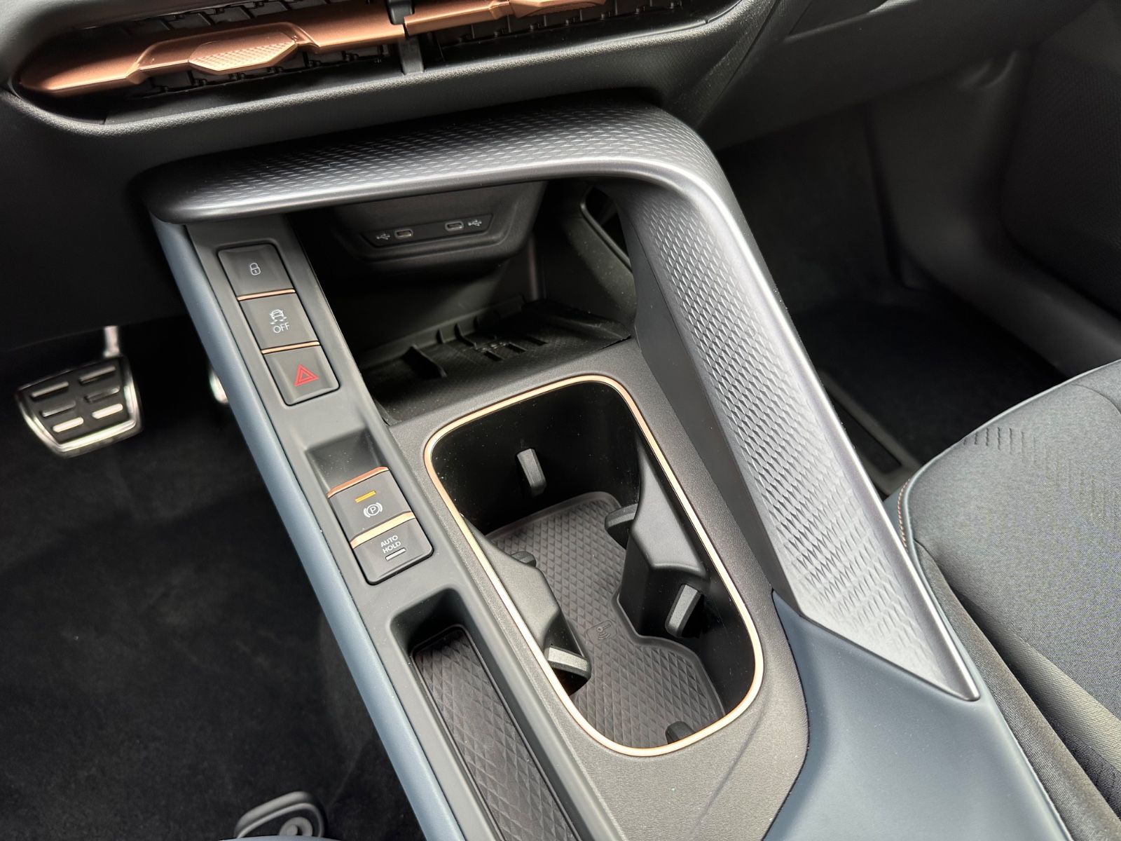 Fahrzeugabbildung CUPRA Terramar 1.5 eTSI DSG AHK/Navi/LED/ACC/SHZG