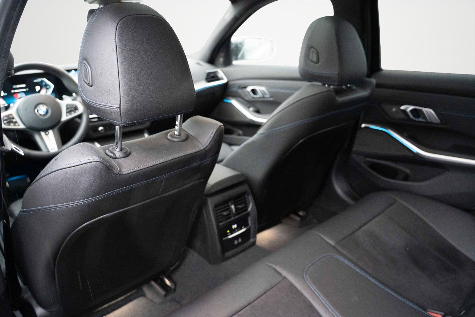 Fahrzeugabbildung BMW 330i M SPORT CARBON H&K LED PANO 19" PERFORMANCE