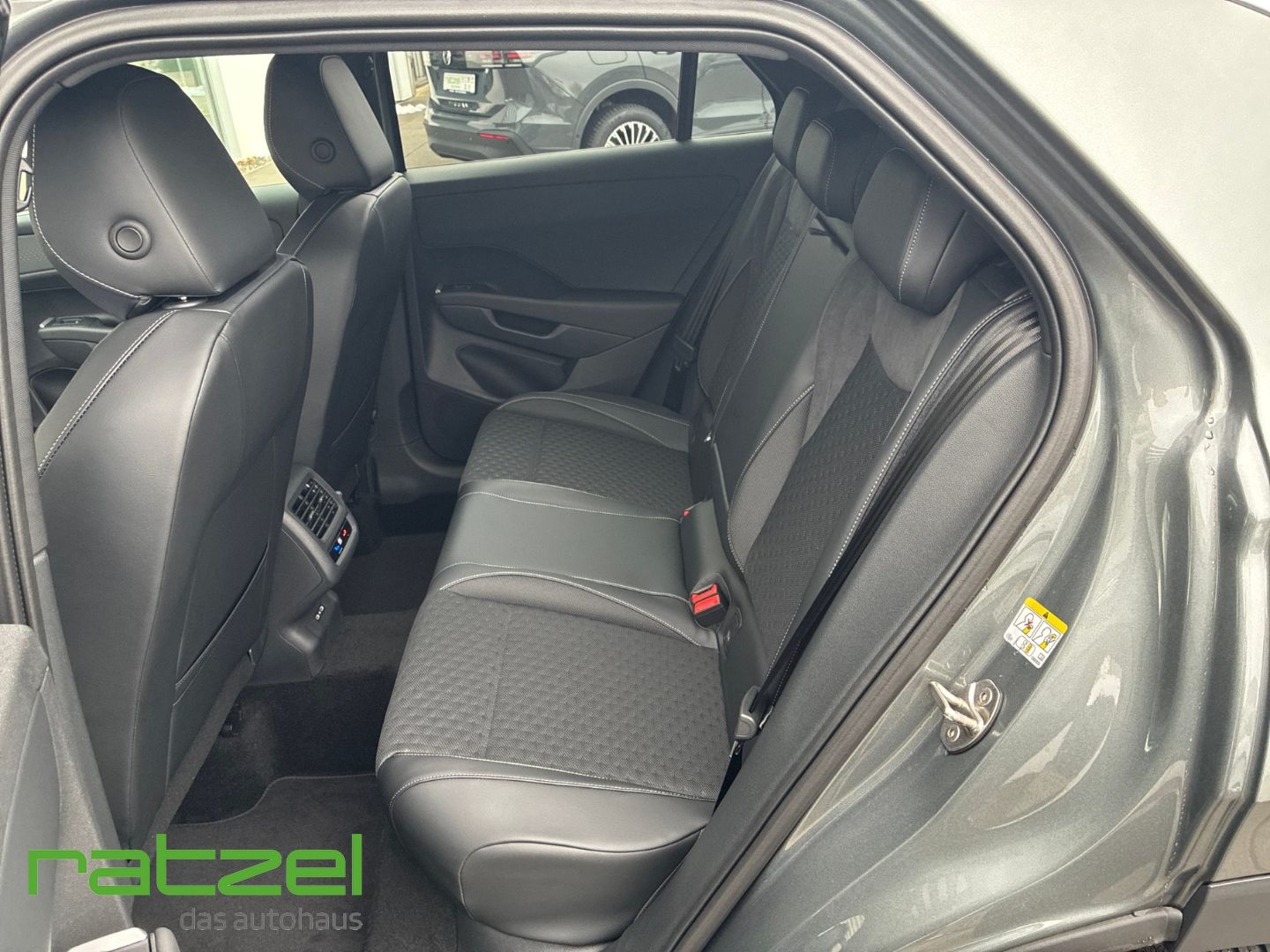 Fahrzeugabbildung Volkswagen T-Roc R-LINE 1.5 eTSI PANO+Allwetter+IQ.Light