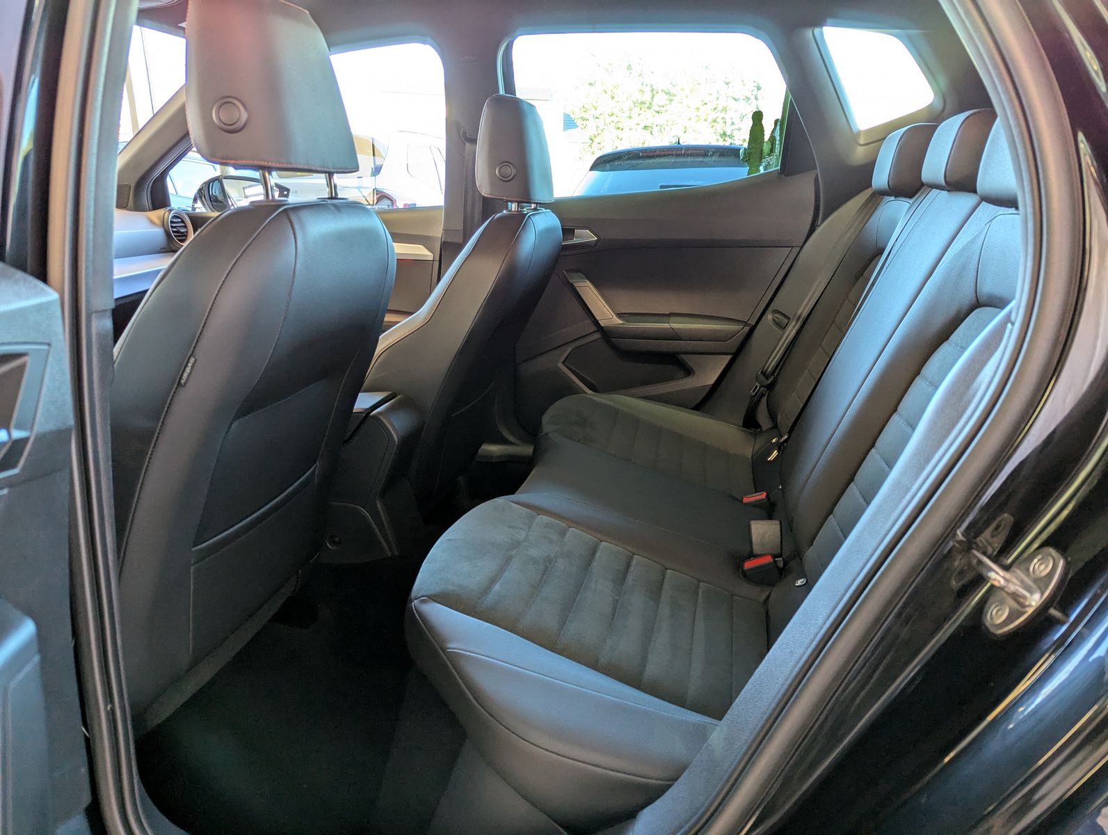 Fahrzeugabbildung SEAT Arona 1.5 TSI DSG FR LED ACC Cam Dinamica AHK 18