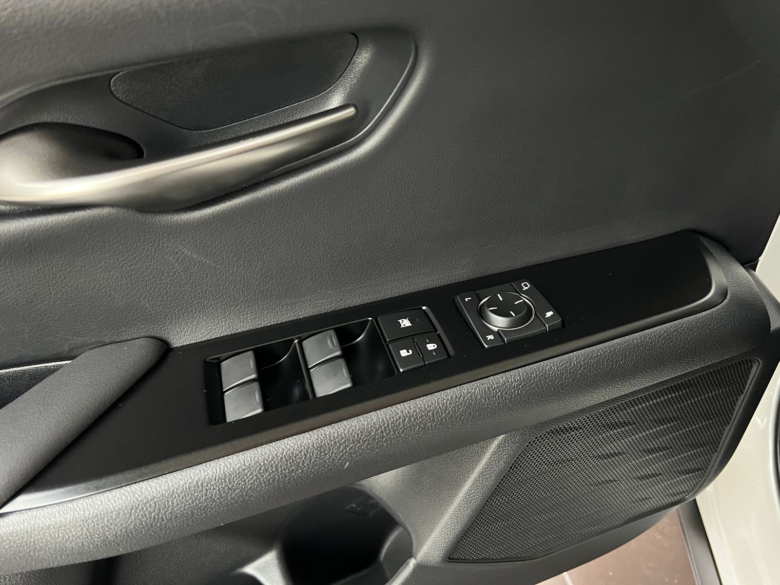 Fahrzeugabbildung Lexus UX 250h Launch Edition ACC RFK LED NAV