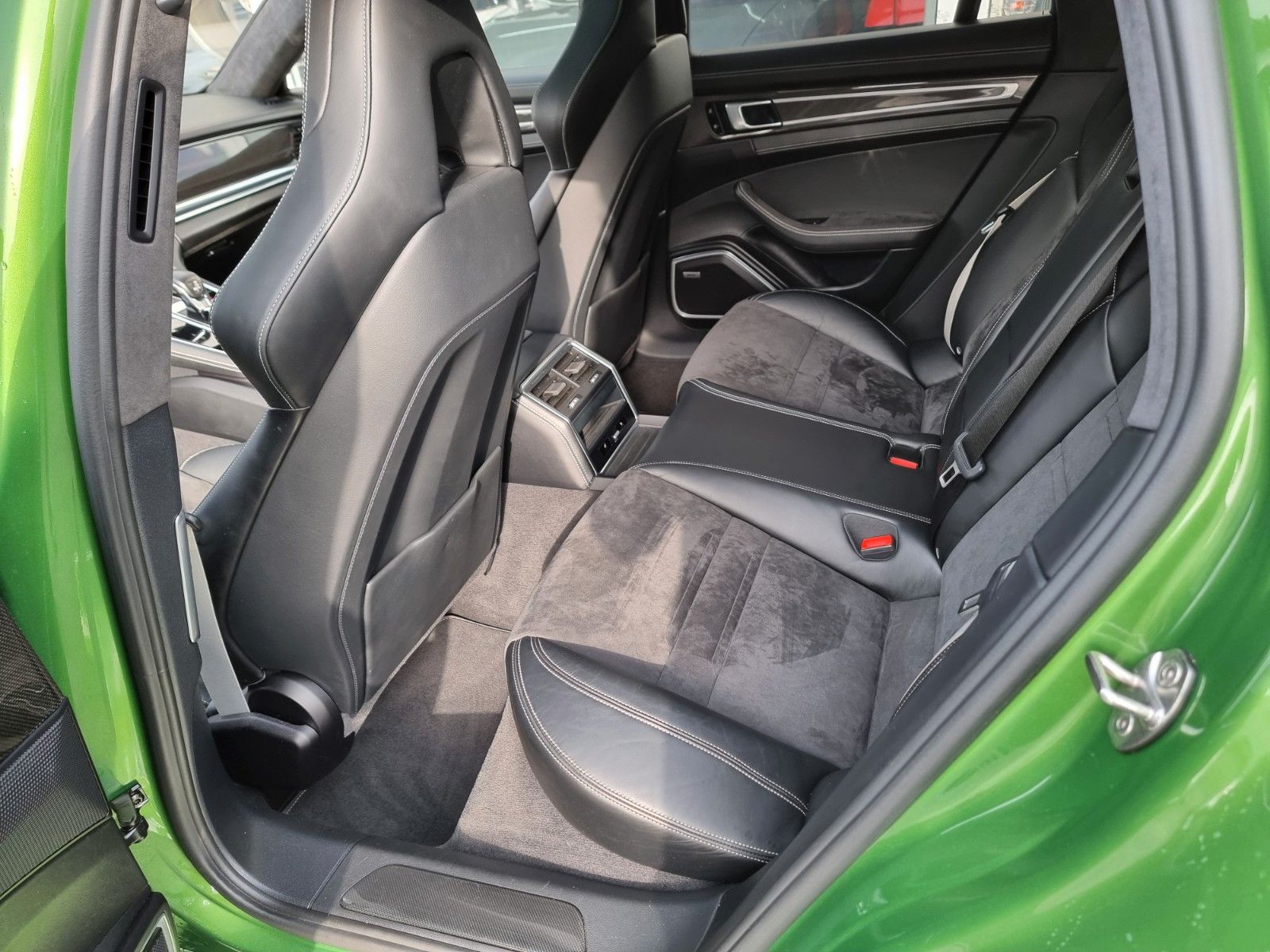 Fahrzeugabbildung Porsche Panamera Sport Turismo GTS/Mambagrün/Appr. 09/27