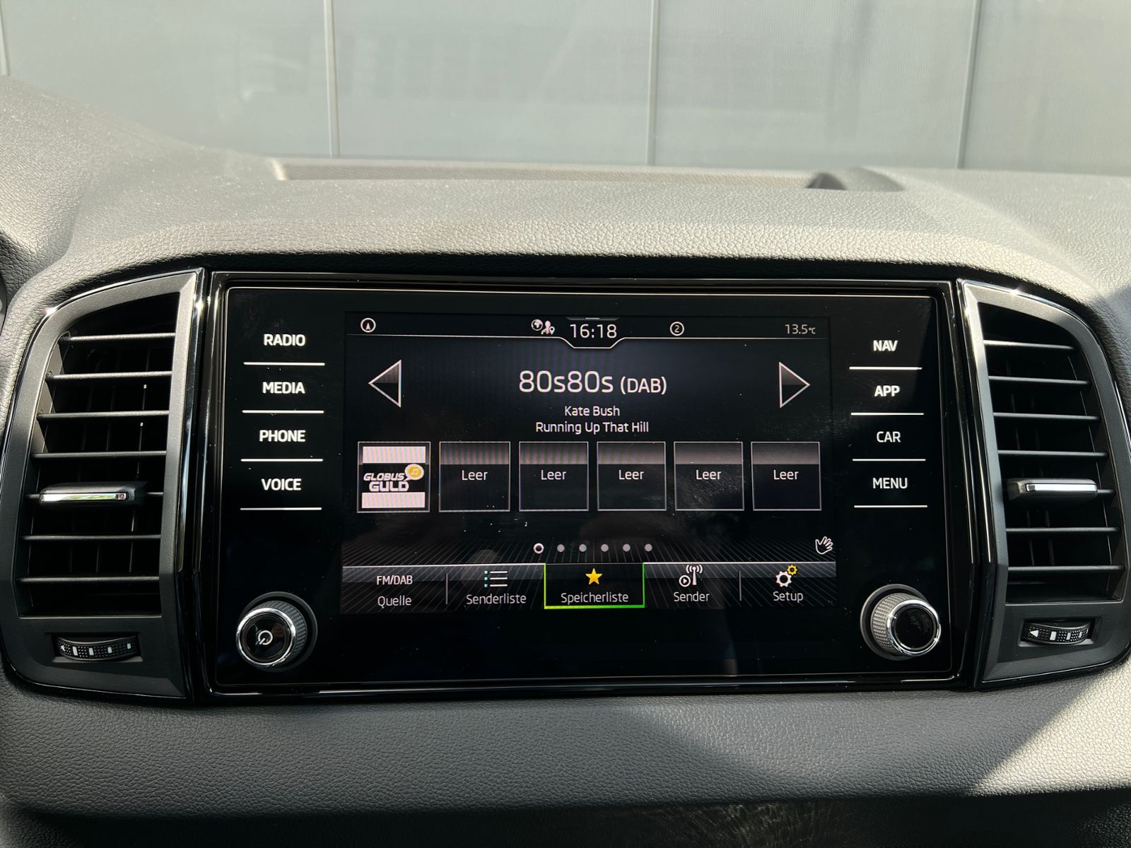 Fahrzeugabbildung SKODA Karoq Selection 1.5 TSI DSG *AHK, LED, ACC, 18"L