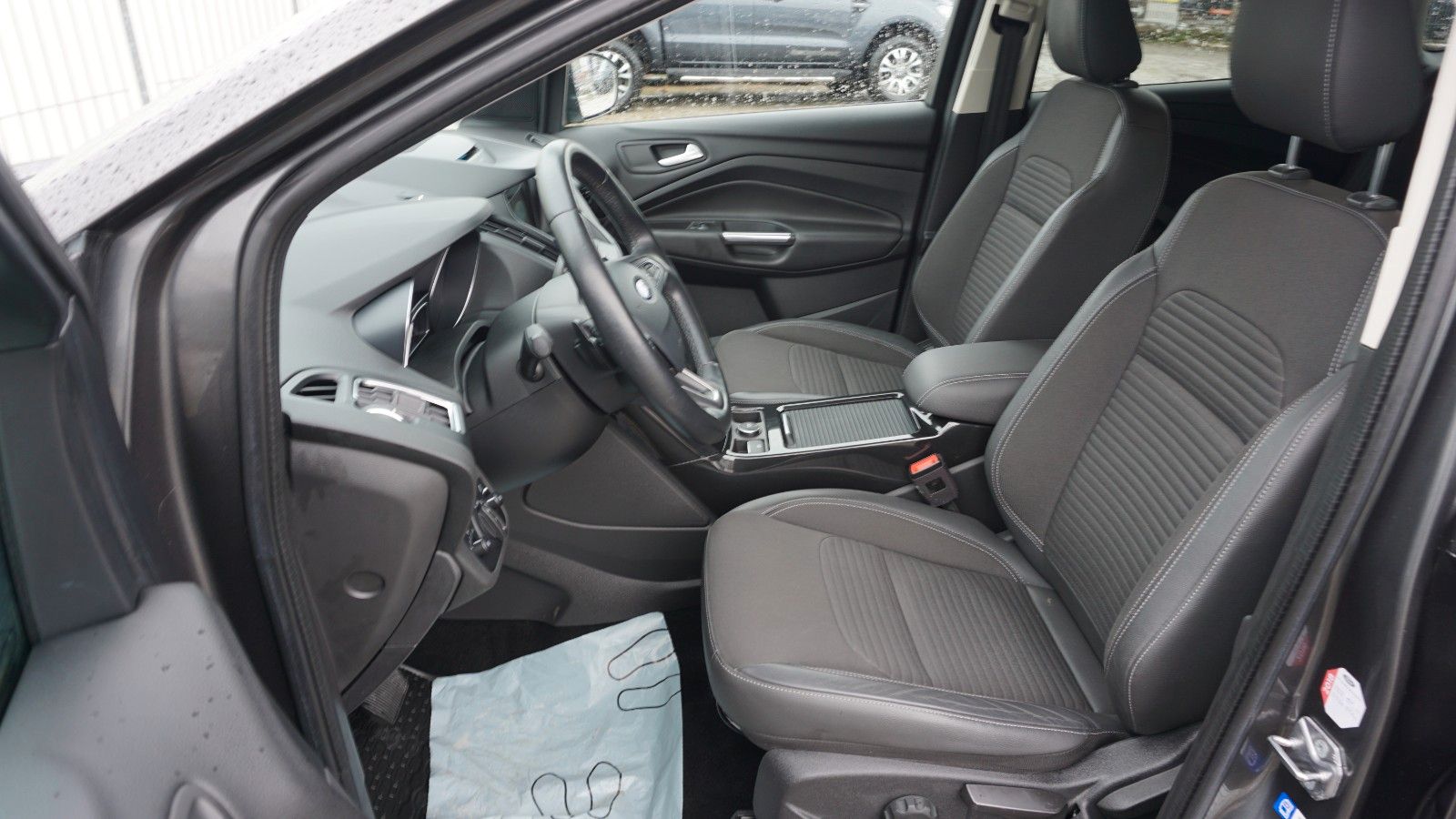 Fahrzeugabbildung Ford Kuga Titanium, Navi, Allrad, PDC, LED