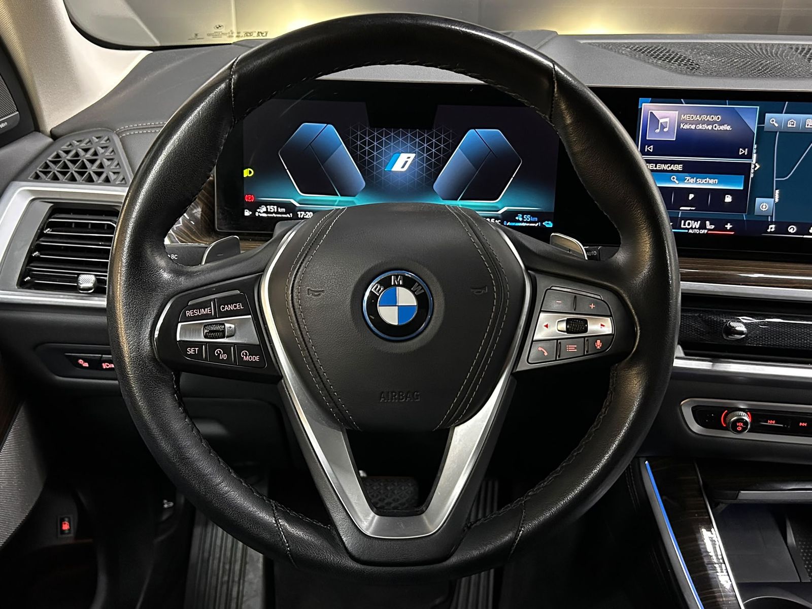 Fahrzeugabbildung BMW X5 50 e xDr PANO+MEMO+LUFT+LED+HEAD+H&K+AHK+360+