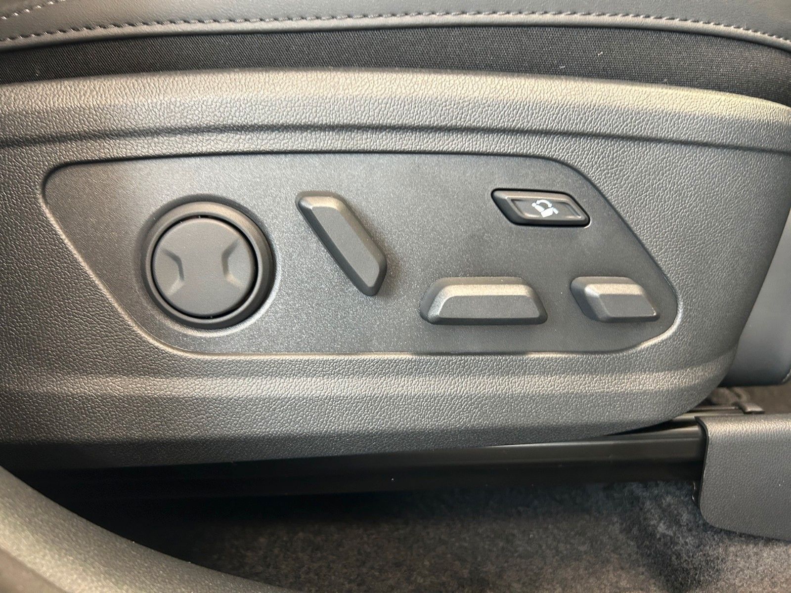 Fahrzeugabbildung Kia SORENTO PE 1.6T PHEV AWD PLAT NAP PR GD
