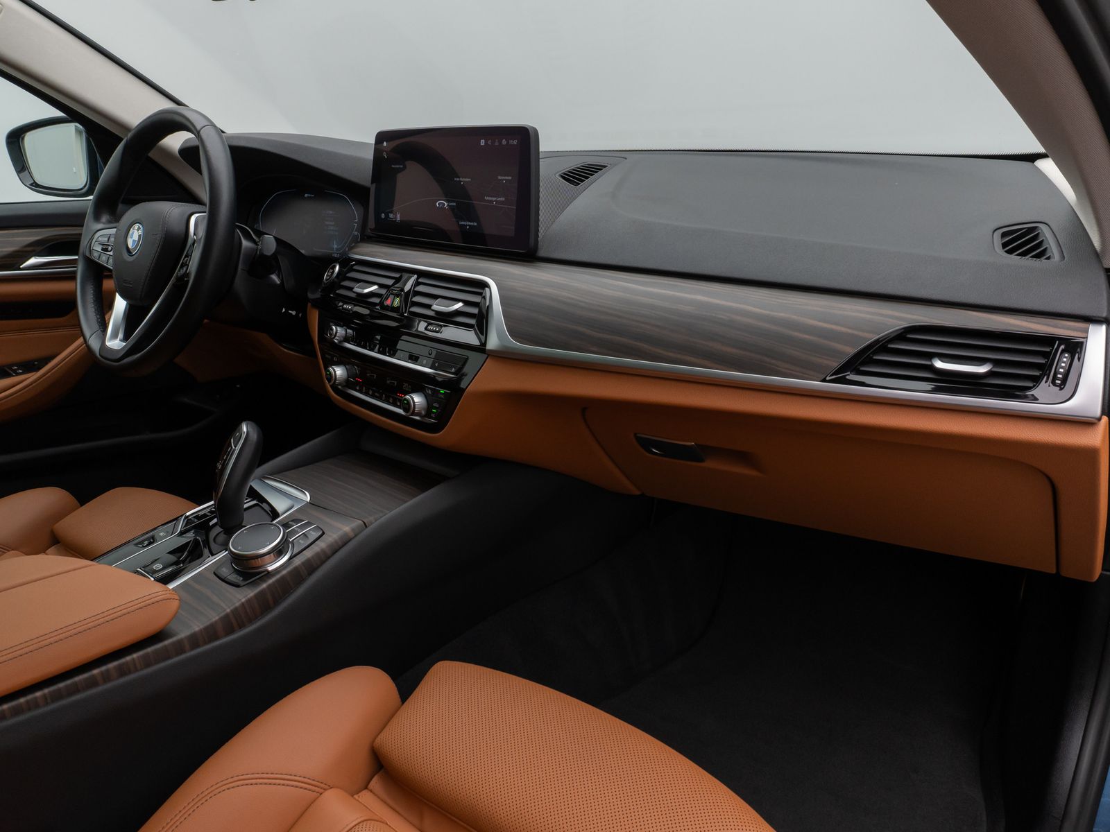 Fahrzeugabbildung BMW 530e Panorama Kamera HUD DAB HiFi Alarm Sport