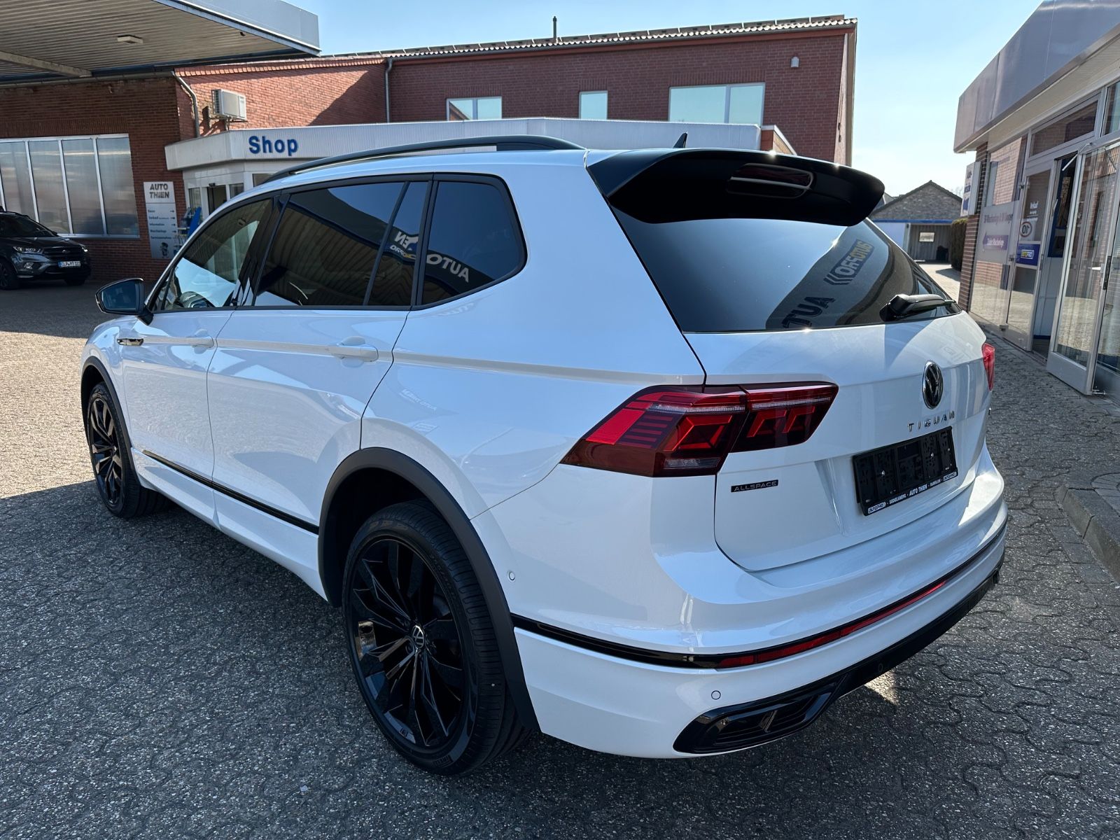 Fahrzeugabbildung Volkswagen Tiguan Allspace 2.0 TDI 4M R-Line Pano/AHK/7-Sit