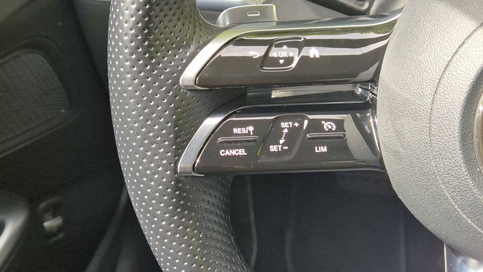 Fahrzeugabbildung Mercedes-Benz C 180 Lim. 9G AMG LINE NIGHT+LED+MBUX+KAMERA+SHZ