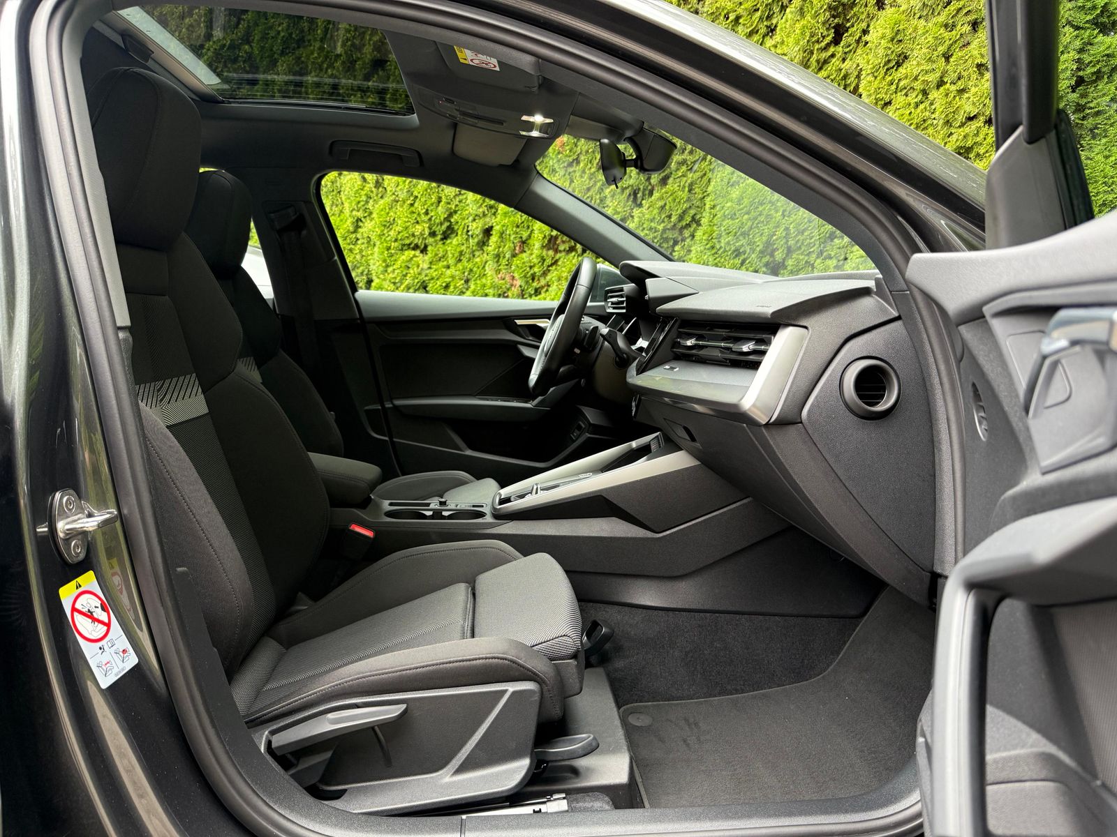 Fahrzeugabbildung Audi A3 35 TFSI S-tr. S-Line PANO+LED+ACC+SHZ+CARPLAY