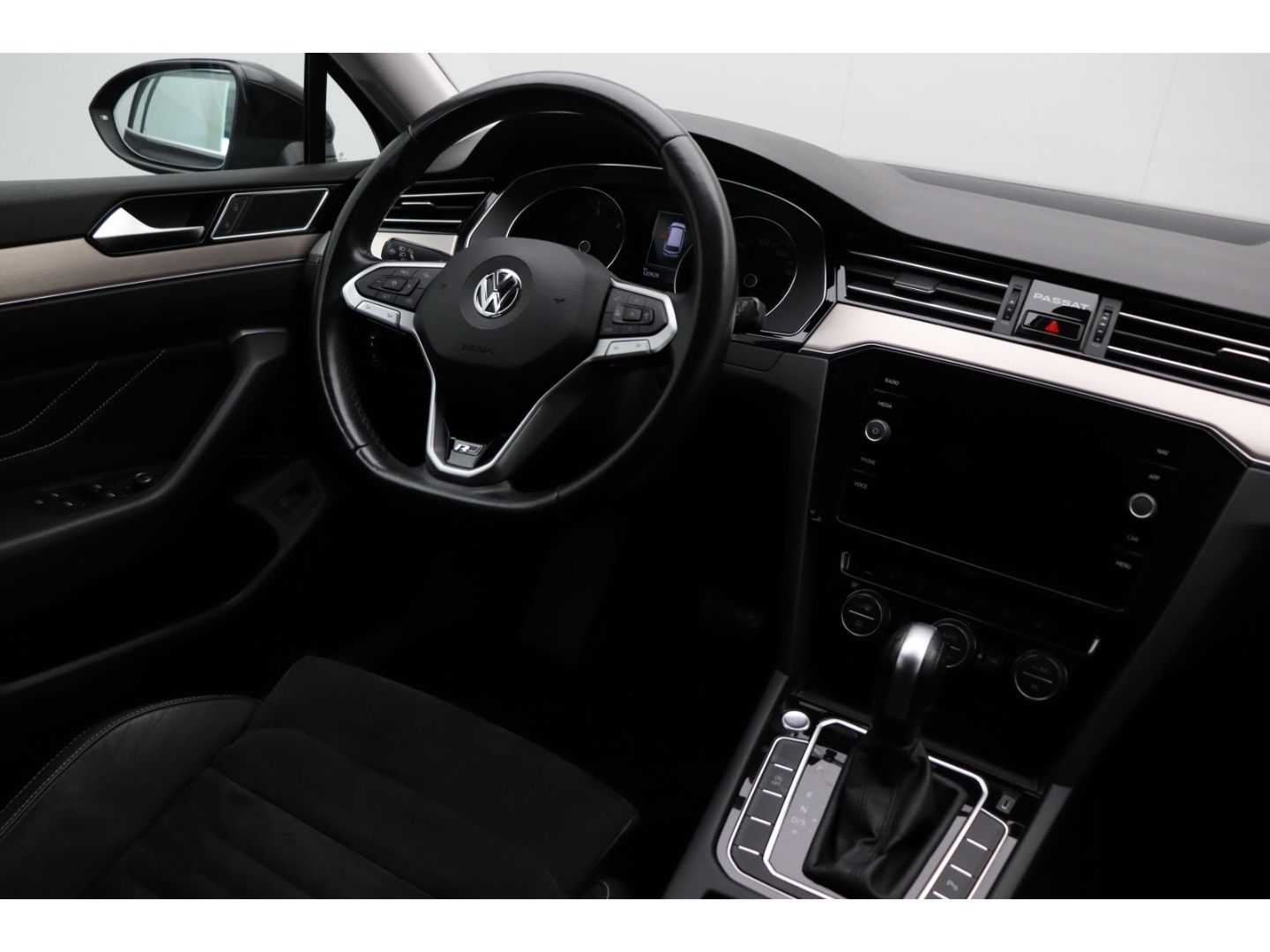 Fahrzeugabbildung Volkswagen Passat Variant 2.0 TDI DSG elegance R-LINE AHK
