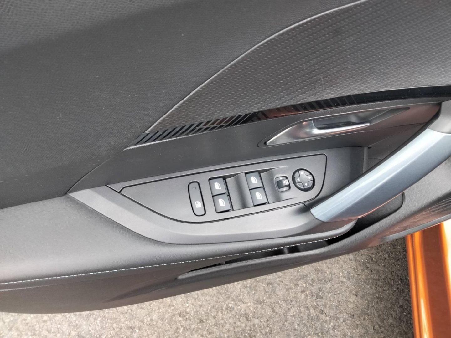 Fahrzeugabbildung Peugeot 2008 Allure Elektromotor 136 Panorama digitales