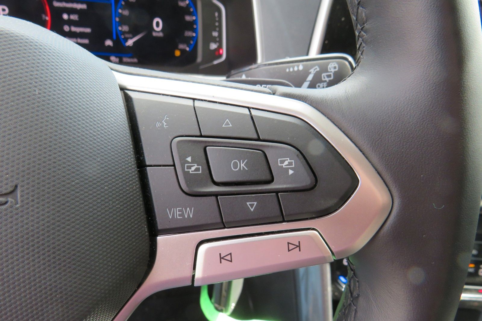 Fahrzeugabbildung Volkswagen T-Roc Style ACC APP MASSAGE SITZH. 17`KAMERA 1.H