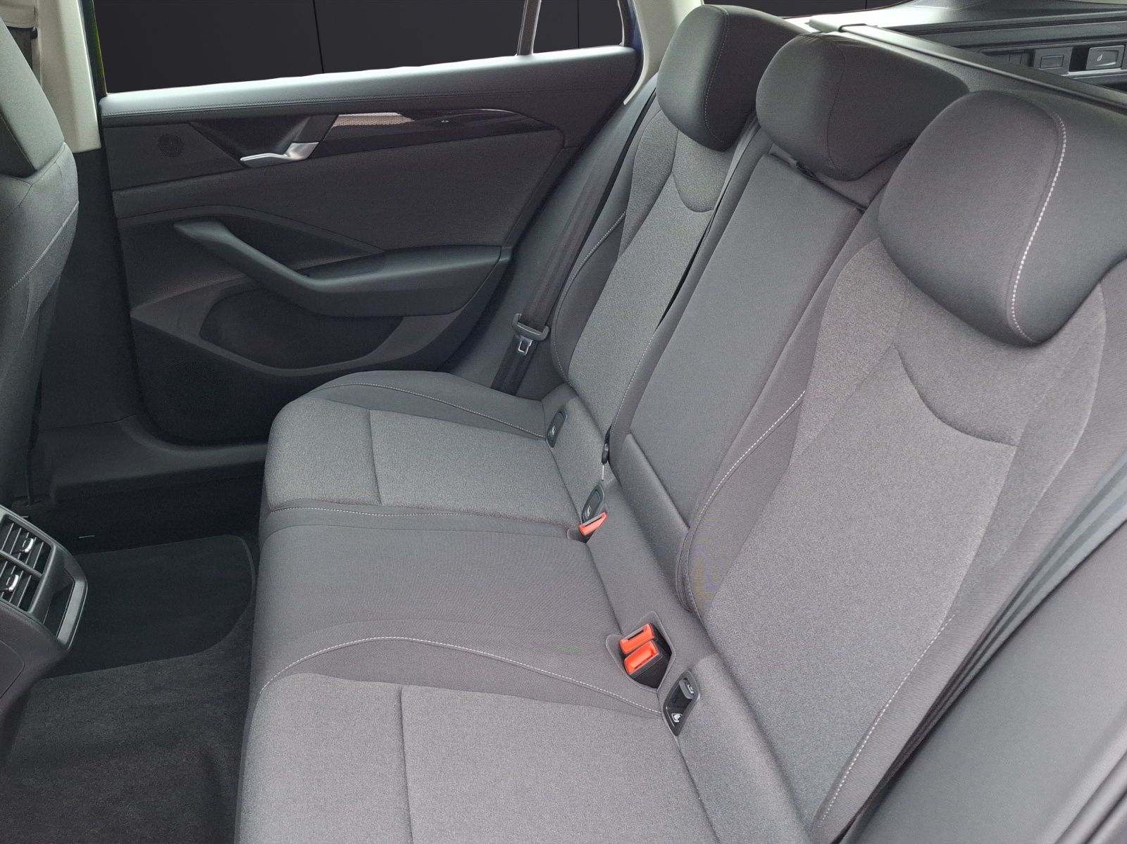 Fahrzeugabbildung Volkswagen Passat Variant eTSI DSG LED CarPlay AID ACC RFK