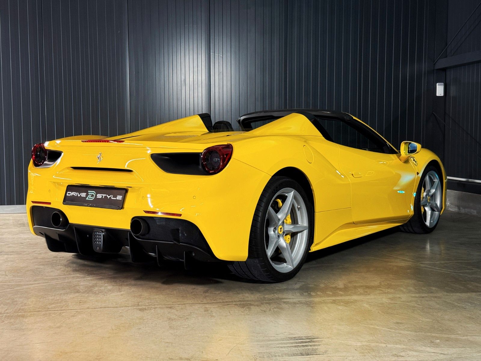 Fahrzeugabbildung Ferrari 488 Spider + Giallo Modena + Scuderia Shields