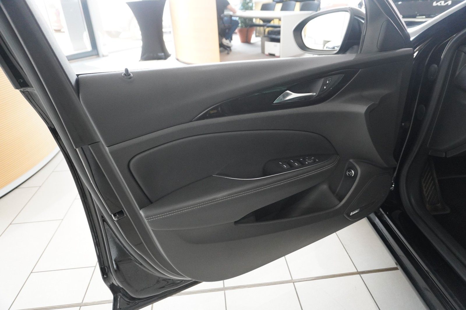 Fahrzeugabbildung Opel Insignia B ST 2.0D ELEGANCE 4X4 NAVI/HUD/BOSE/AH