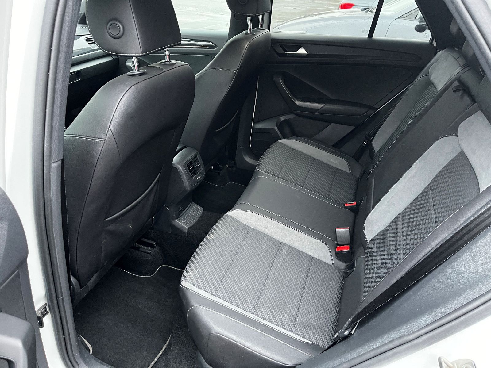 Fahrzeugabbildung Volkswagen T-Roc R-Line SHZ PDC NAV 19"