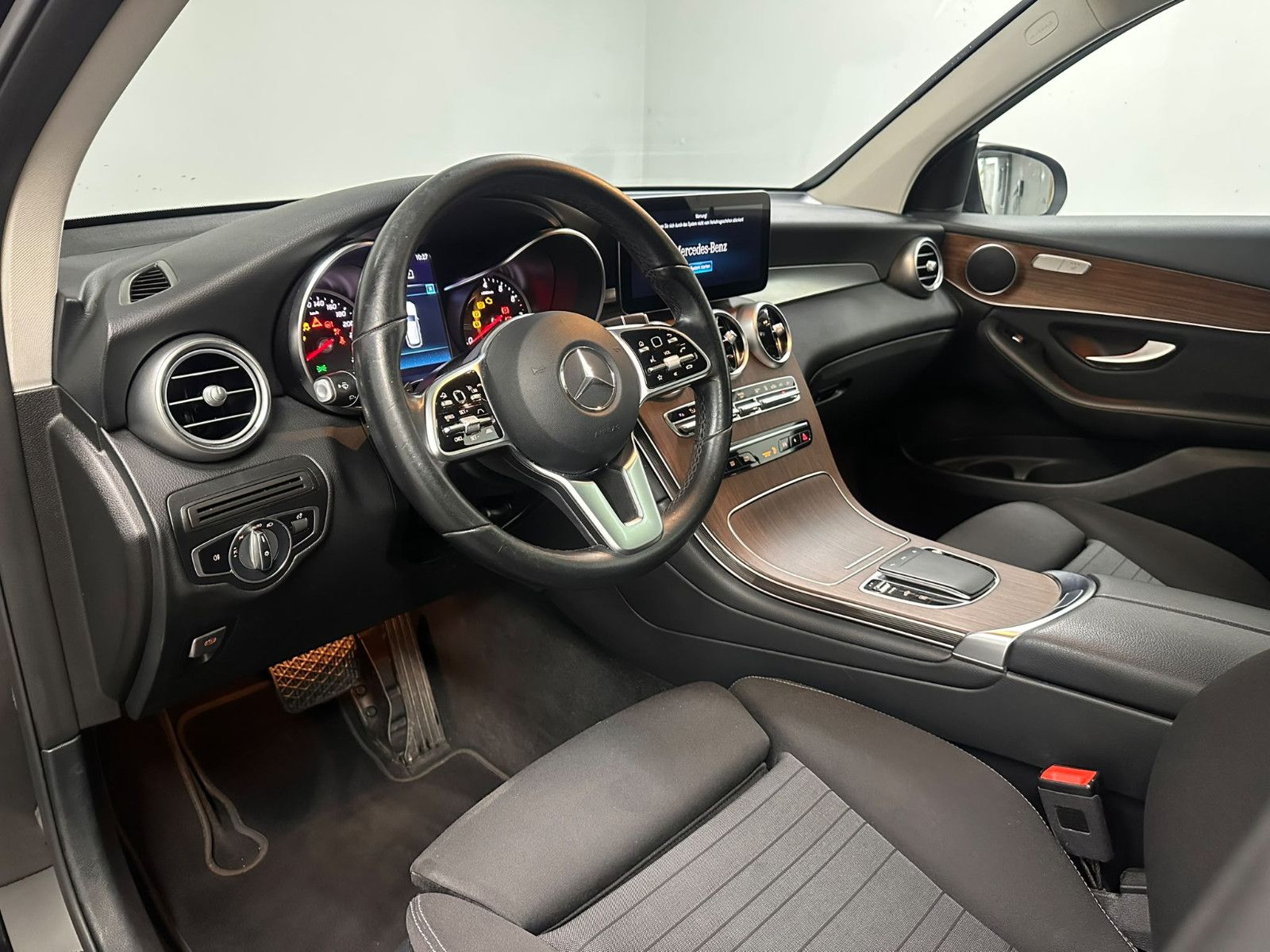 Fahrzeugabbildung Mercedes-Benz GLC 300 e 4MATIC Autom.*AHK*PANORAMA*DISTRO