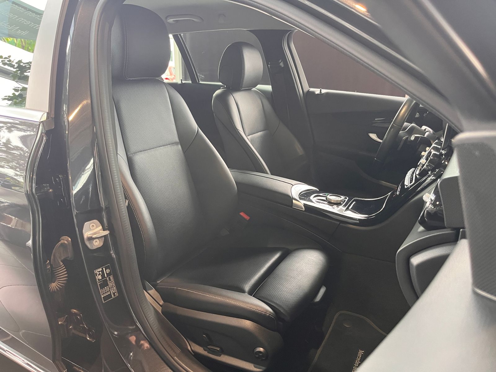 Fahrzeugabbildung Mercedes-Benz C 200 d T LEDER LED NAV SHZ PDC 18"