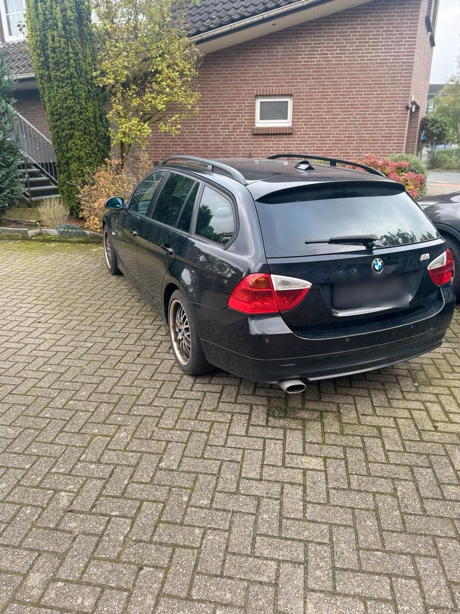 BMW 320 2008 — rear view