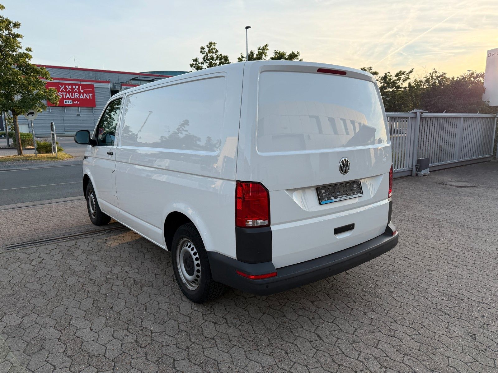 Volkswagen T6.1 Transporter DSG*PDC*SHZ*3 SITZE*KLIMA*ACC imagem 2