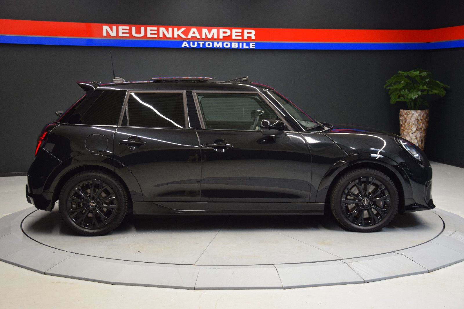 Fahrzeugabbildung MINI Cooper S John Cooper Works Trim 5-Türen Pano HuD