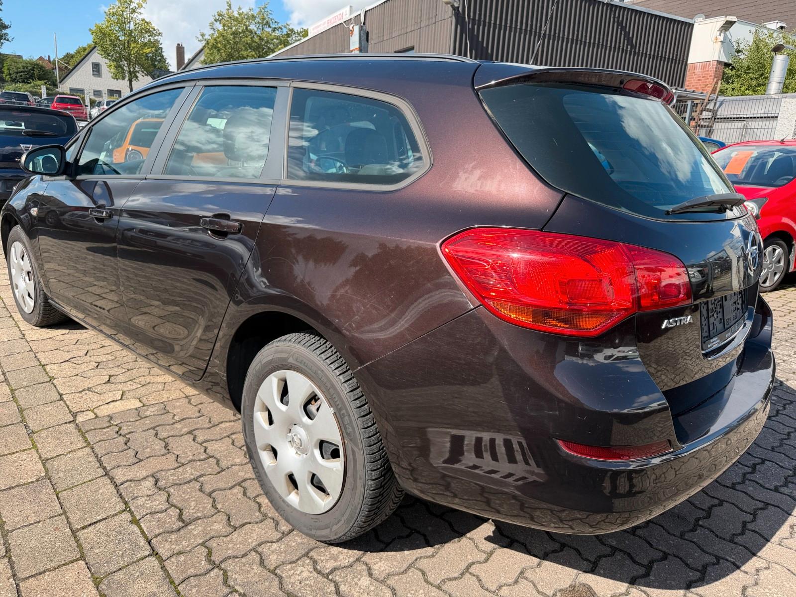 Opel Astra 2012 — вигляд ззаду