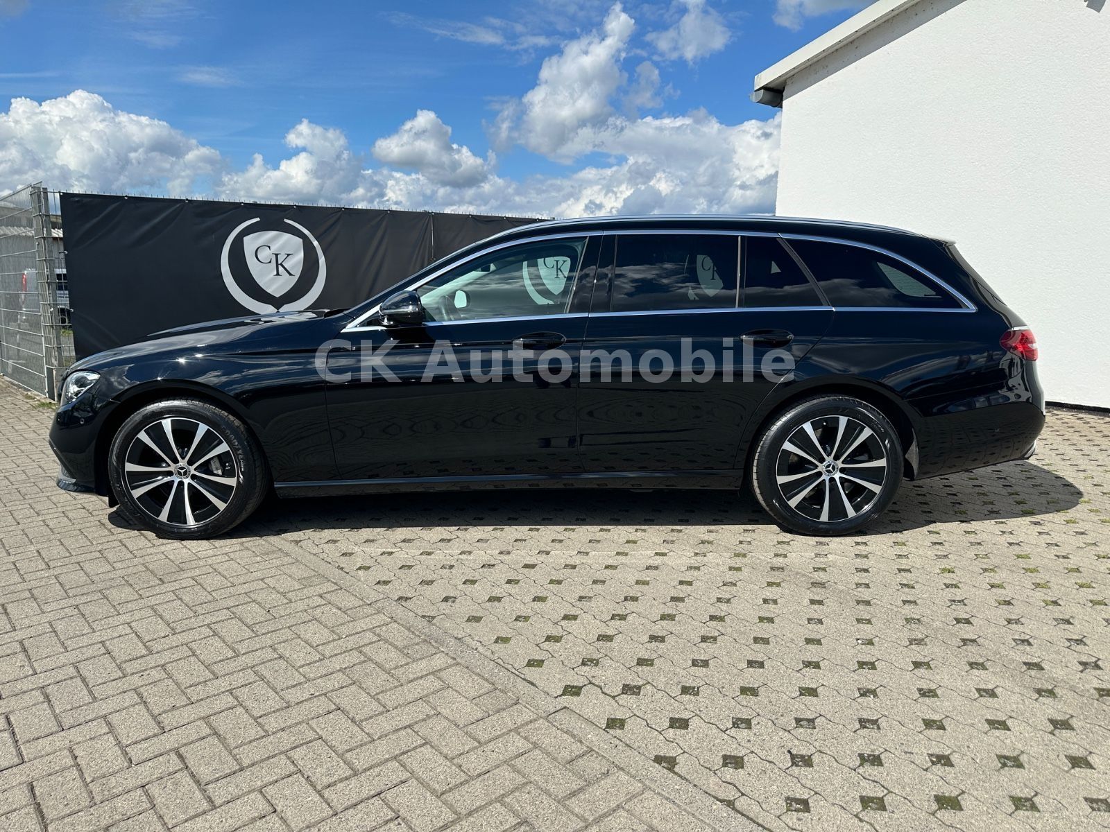 Fahrzeugabbildung Mercedes-Benz E 300de T-Modell Avantgarde/Widescreen/LED/AHK