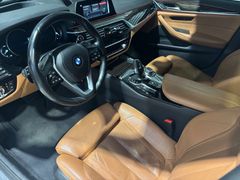 Fahrzeugabbildung BMW 530d Sport Line -- ACC/ Pano/ AHK/ STHZG/ 19LM