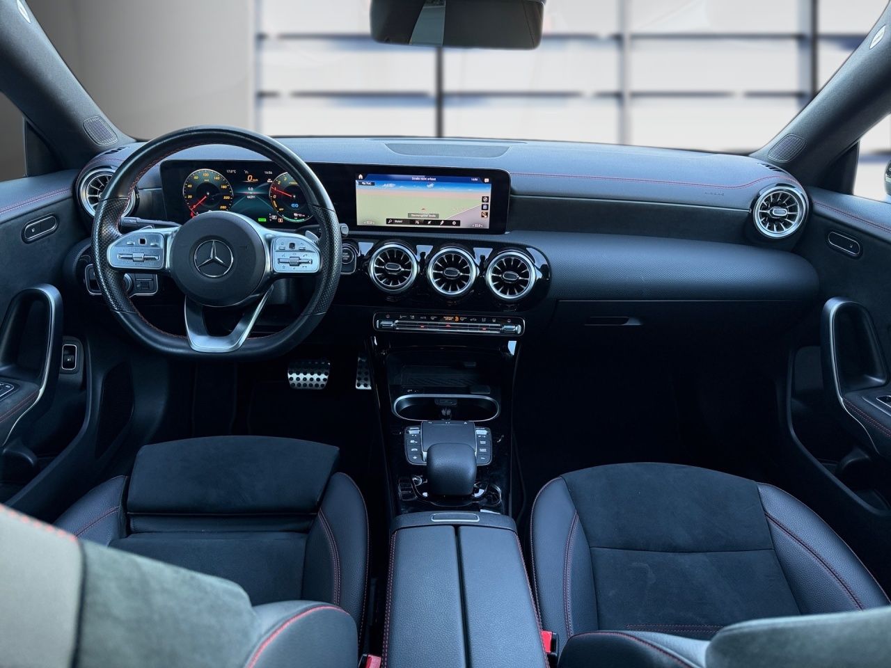 Fahrzeugabbildung Mercedes-Benz CLA 250 e Coupé AMG+NIGHT+MULTIBEAM+STNDHZ+CARPL
