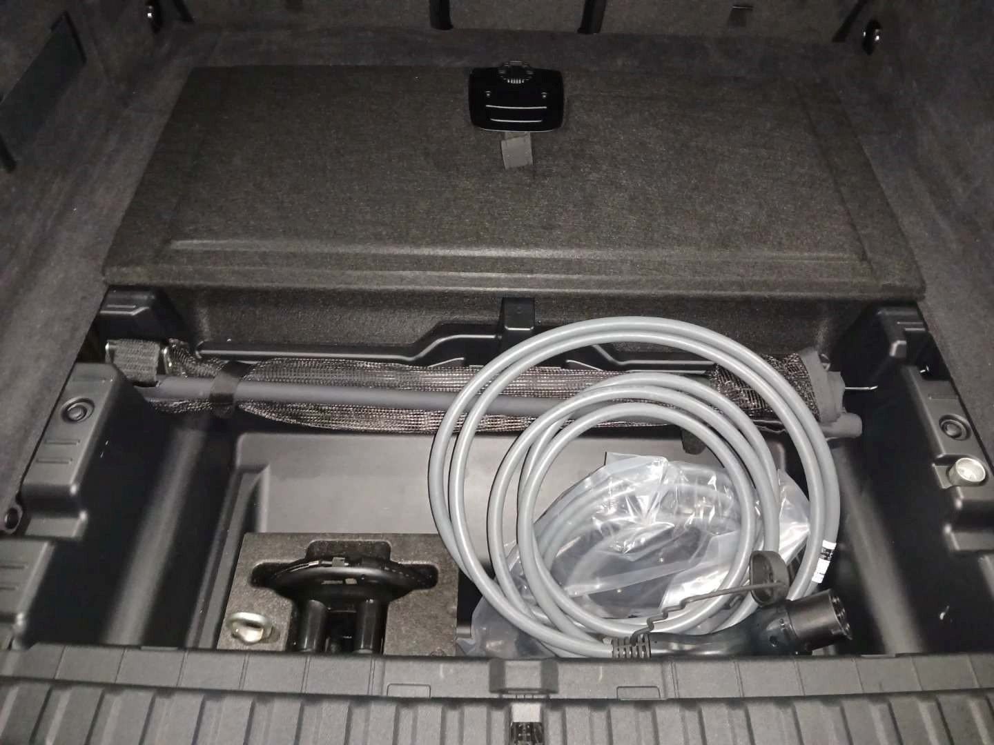 Fahrzeugeinzelansicht 13 Fahrzeugabbildung BMW iX xDrive45 M Sportpaket Glasdach Sky Lounge, Ak