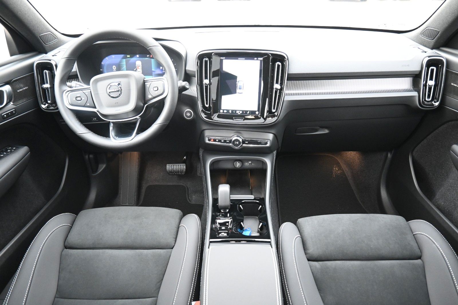 Fahrzeugabbildung Volvo XC40 B3 DKG Plus Black Edition*PANO*360°*ACC*AHK
