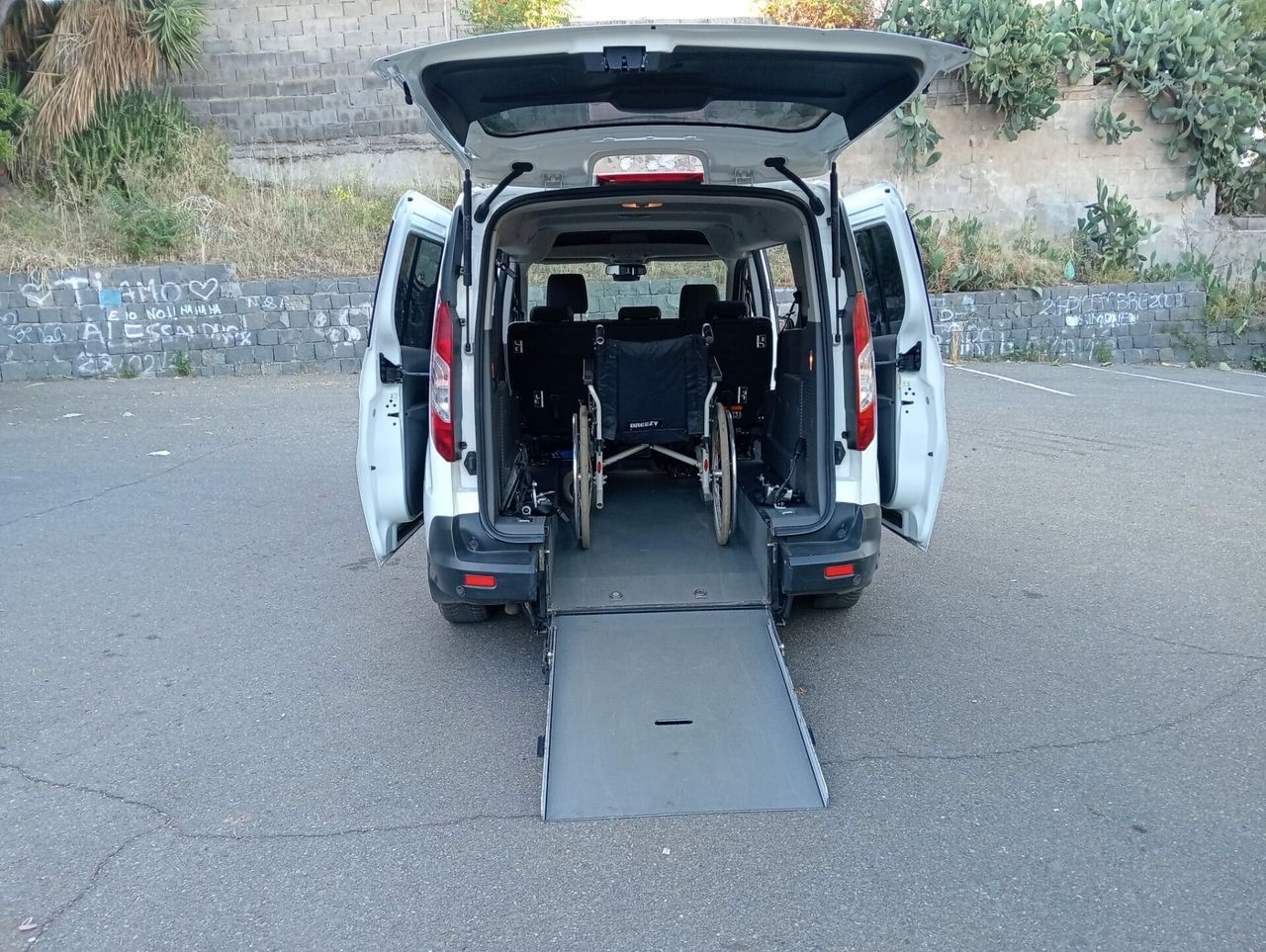 Ford Transit Connect Pianale ribassato con rampa imagem 3
