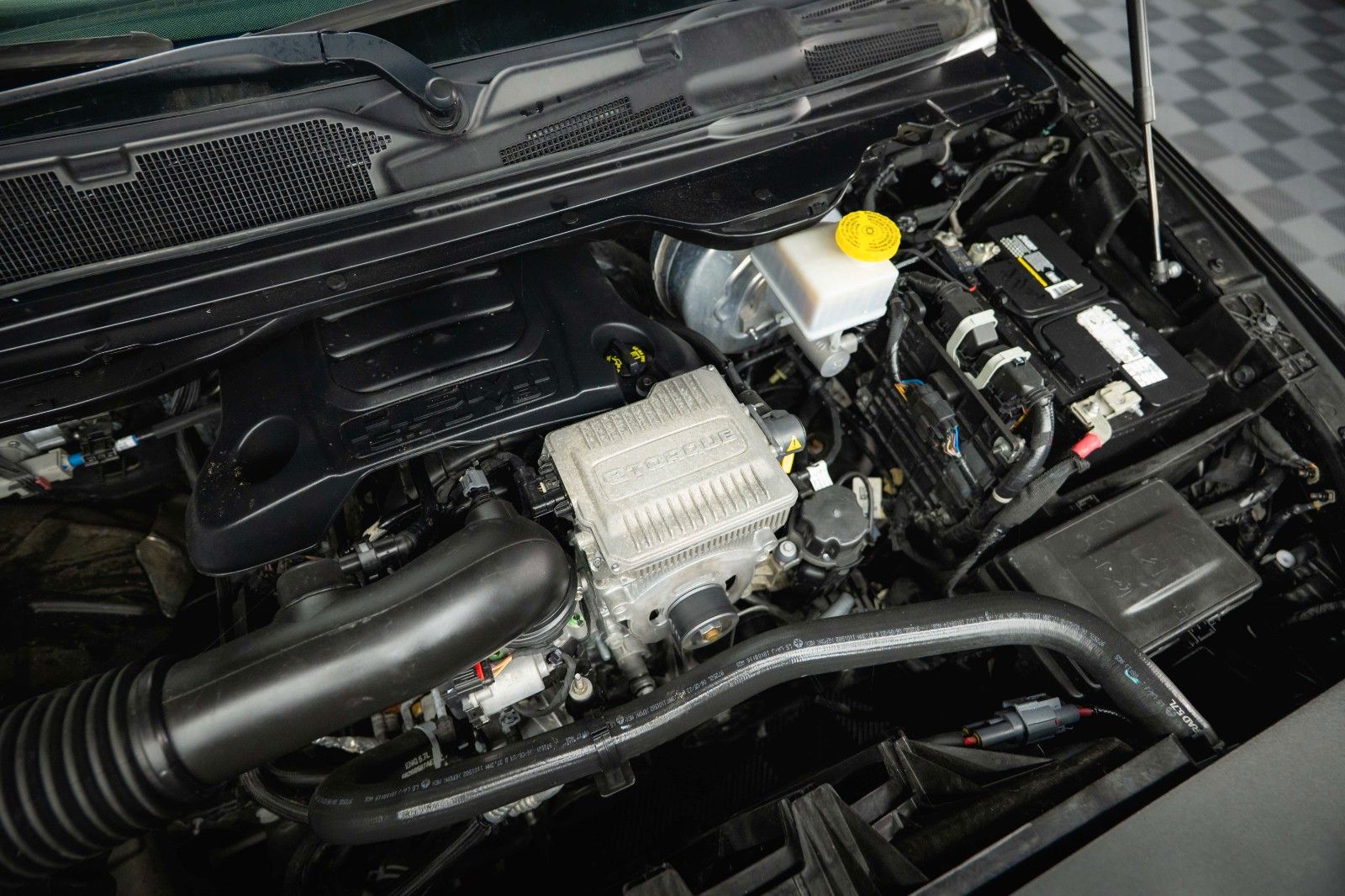 Fahrzeugabbildung Dodge RAM 5.7 V8 HEMI 4x4 OFFROAD Night-Paket *LED*19%